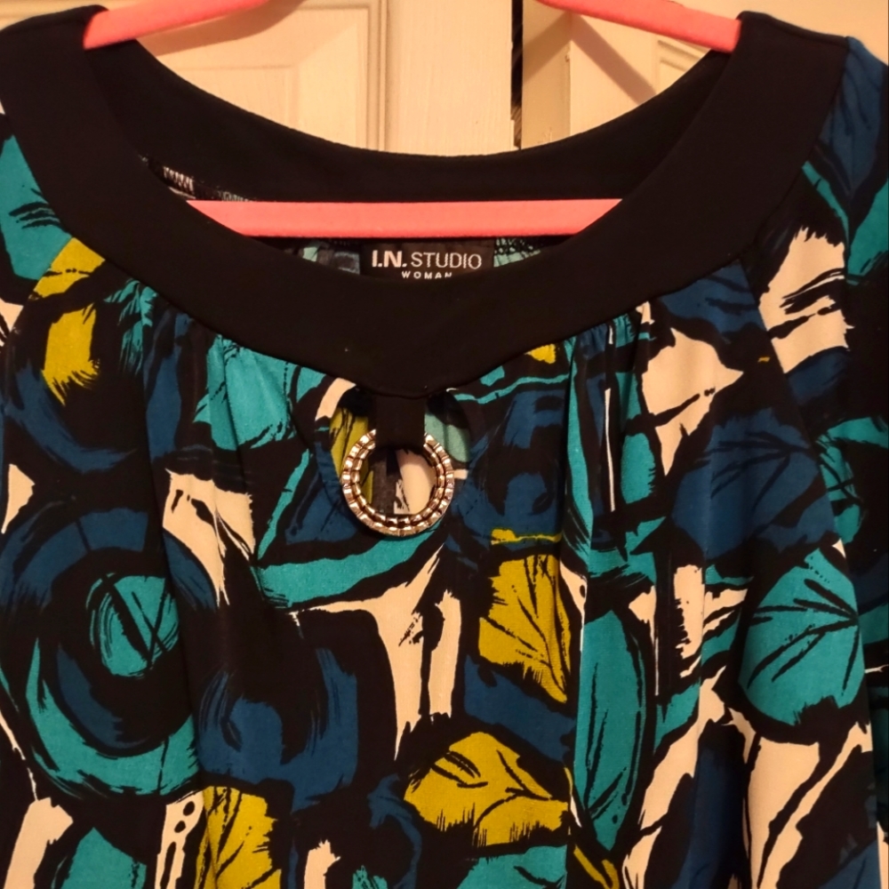 BEAUTIFUL SZ 1X WOMEN'S TOP IN VIBRANT COLORS